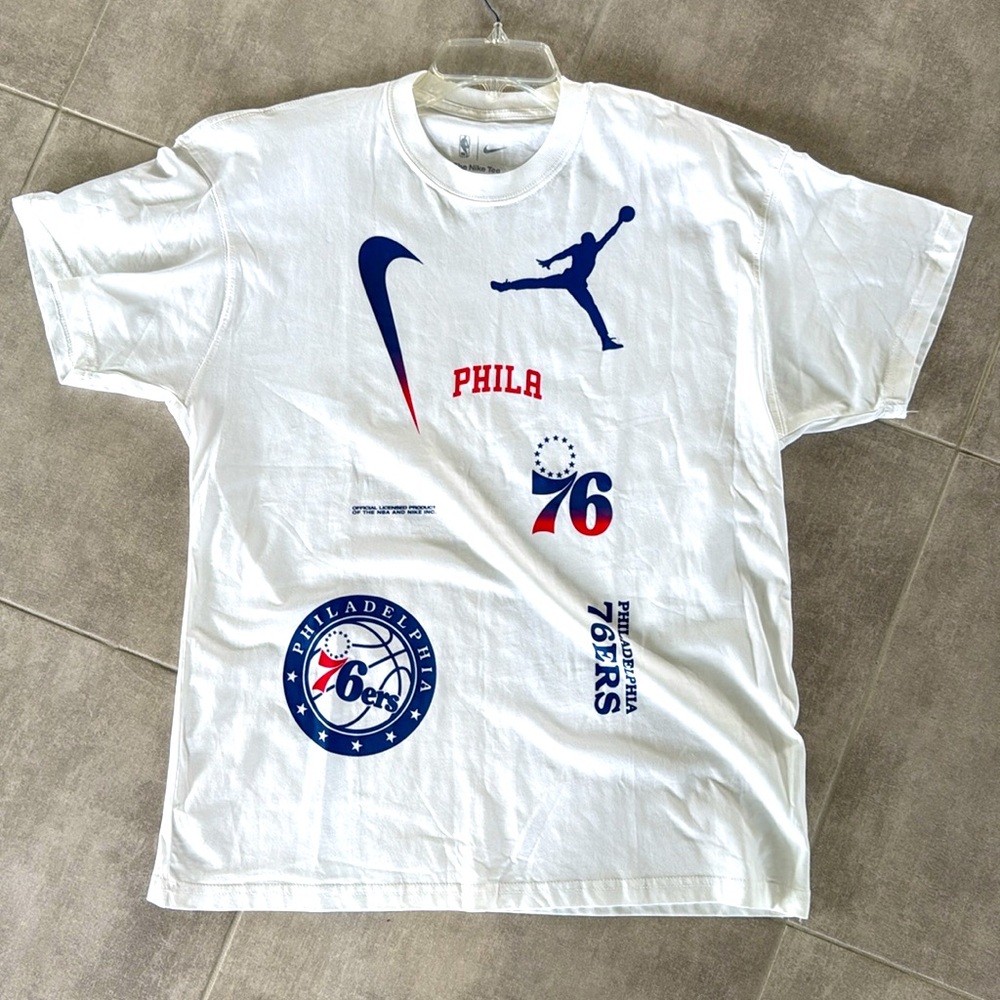 NIKE Philadelphia 76ers Courtside Statement Edition Men's T-Shirt - Loose Fit- L - Picture 8 of 10